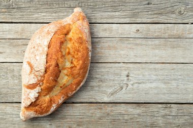 Bir somun buğday ekmeği. Kırsal arkaplanda üst görünüm