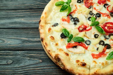 Mozzarella peynirli pizza, zeytin, tavuk, ananas, fesleğen ve domates. Üst görünüm