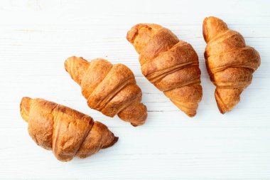 Bir grup tatlı kruvasan. Fransız sabah kahvaltısı. En iyi görüntü fotoğrafçılığı