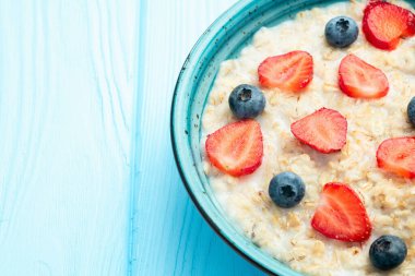 Ev yapımı kahvaltı. Sütlü ve dutlu yulaf ezmesi. Kırsal arkaplanda üst görünüm