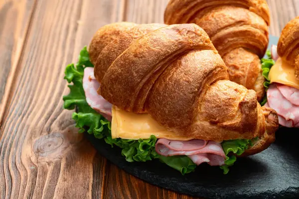 Salata ve peynirli kruvasan sandviçi. En iyi görüntü fotoğrafçılığı