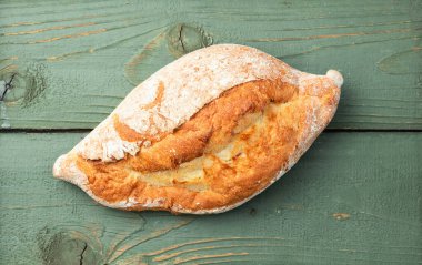 Bir somun buğday ekmeği. Kırsal arkaplanda üst görünüm