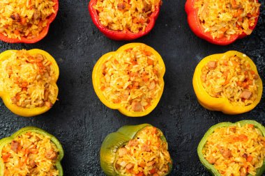 Pirinç, havuç ve etle doldurulmuş biber (paprika). Kırsal arkaplan fotoğrafçılığının üst görünümü