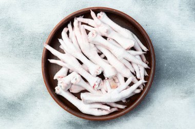 Saf tavuk ayağı (patiler) Kırsal arkaplan fotoğrafçılığının üst görünümü