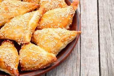 Köy arka planında etli ev yapımı üçgen puf böreği. Samosa Üst Görünümü 