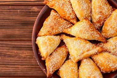 Köy arka planında etli ev yapımı üçgen puf böreği. Samosa Üst Görünümü 