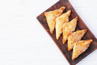 Köy arka planında etli ev yapımı üçgen puf böreği. Samosa Üst Görünümü 