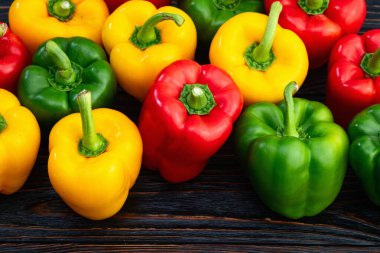 Taze tatlı dolmalık biber (kırmızı biber) fotoğraf kırmızı, yeşil ve sarı. Renkli sebze. Kırsal arkaplanda üst görünüm