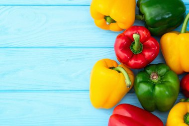 Taze tatlı dolmalık biber (kırmızı biber) fotoğraf kırmızı, yeşil ve sarı. Renkli sebze. Kırsal arkaplanda üst görünüm