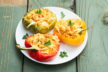 Pirinç, havuç ve etle doldurulmuş biber (paprika). Kırsal arkaplan fotoğrafçılığının üst görünümü