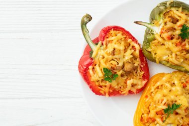 Pirinç, havuç ve etle doldurulmuş biber (paprika). Kırsal arkaplan fotoğrafçılığının üst görünümü