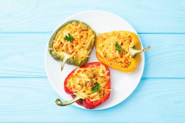 Pirinç, havuç ve etle doldurulmuş biber (paprika). Kırsal arkaplan fotoğrafçılığının üst görünümü