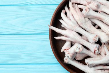 Saf tavuk ayağı (patiler) Kırsal arkaplan fotoğrafçılığının üst görünümü