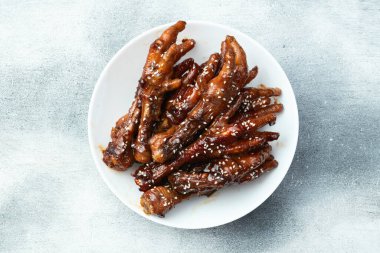 Karamelize edilmiş Kore ya da susamlı Çin tavuk ayağı (patiler). En iyi görüntü fotoğrafçılığı