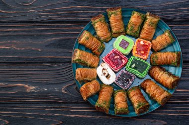Arap baklavalı Türk lokması. Raf lokum fotoğrafçılık. Üst görünüm