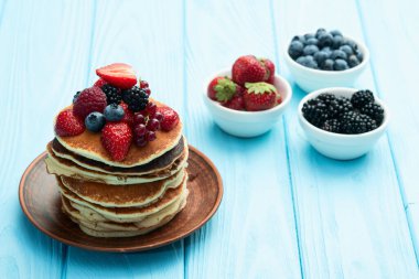 Böğürtlenli ev yapımı Amerikan gözlemeleri. Kırsal bsckground üzerinde üst görünüm