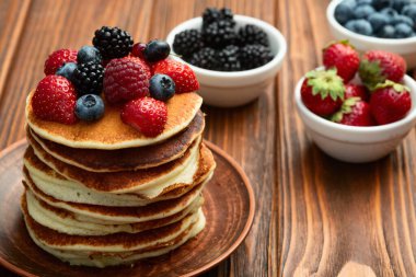 Böğürtlenli ev yapımı Amerikan gözlemeleri. Kırsal bsckground üzerinde üst görünüm