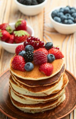 Böğürtlenli ev yapımı Amerikan gözlemeleri. Kırsal bsckground üzerinde üst görünüm