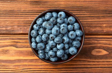 Kırsal arka planda yaban mersini fotoğrafçılığı. Üst görünüm