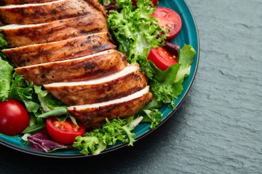 Kızarmış tavuk göğsü (fileto) lahana salatası ve kiraz domatesli. Kırsal arkaplanda üst görünüm