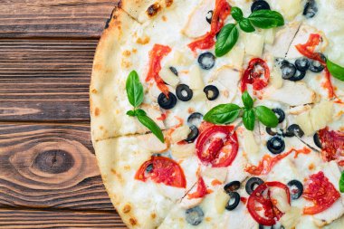 Mozzarella peynirli pizza, zeytin, tavuk, ananas, fesleğen ve domates. Üst görünüm