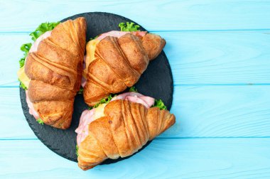 Salata ve peynirli kruvasan sandviçi. En iyi görüntü fotoğrafçılığı