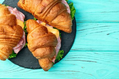 Salata ve peynirli kruvasan sandviçi. En iyi görüntü fotoğrafçılığı