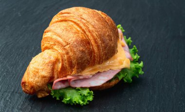 Salata ve peynirli kruvasan sandviçi. En iyi görüntü fotoğrafçılığı