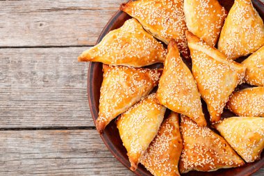 Köy arka planında etli ev yapımı üçgen puf böreği. Samosa Üst Görünümü 