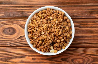 Ev yapımı tahıl gevreği. Sağlıklı enerji tüketimi. Kırsal arkaplanda üst görünüm