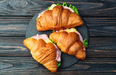 Salata ve peynirli kruvasan sandviçi. En iyi görüntü fotoğrafçılığı