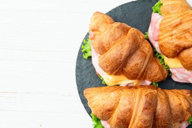 Salata ve peynirli kruvasan sandviçi. En iyi görüntü fotoğrafçılığı