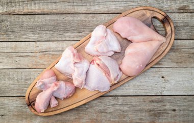 Köy arka planında pişirmek için çiğ tavuk eti parçaları. Üst görünüm