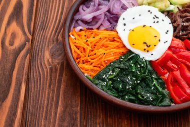 Bibimbap geleneksel Kore yemekleri. Asyalı yemek fotoğrafçılığı. Üst görünüm