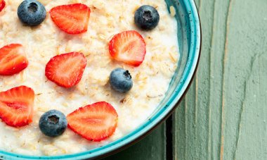Ev yapımı kahvaltı. Sütlü ve dutlu yulaf ezmesi. Kırsal arkaplanda üst görünüm