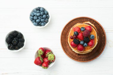 Böğürtlenli ev yapımı Amerikan gözlemeleri. Kırsal bsckground üzerinde üst görünüm