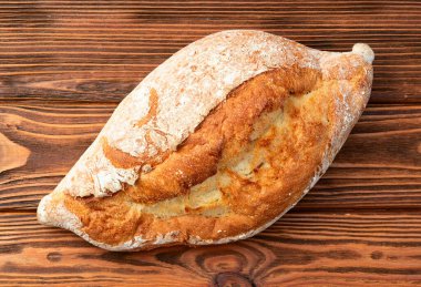 Bir somun buğday ekmeği. Kırsal arkaplanda üst görünüm