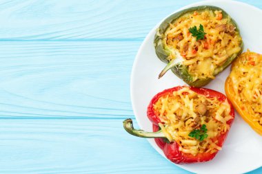 Pirinç, havuç ve etle doldurulmuş biber (paprika). Kırsal arkaplan fotoğrafçılığının üst görünümü