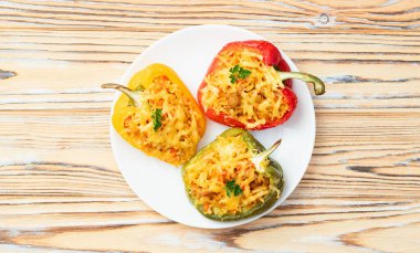 Pirinç, havuç ve etle doldurulmuş biber (paprika). Kırsal arkaplan fotoğrafçılığının üst görünümü