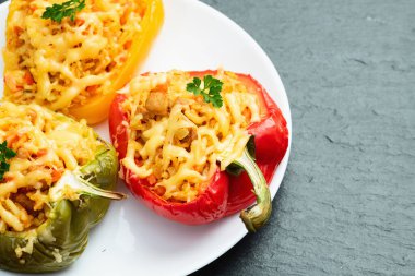 Pirinç, havuç ve etle doldurulmuş biber (paprika). Kırsal arkaplan fotoğrafçılığının üst görünümü