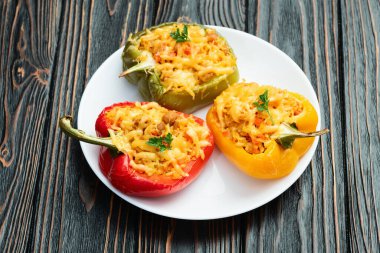 Pirinç, havuç ve etle doldurulmuş biber (paprika). Kırsal arkaplan fotoğrafçılığının üst görünümü