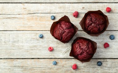 Tatlı böğürtlenli kek (kek). En iyi görüntü fotoğrafçılığı