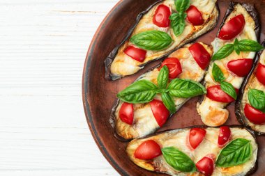 İtalyan mini pizzası. Patlıcan peynirli ve fesleğenli. Kırsal arkaplan üstü görünümünde