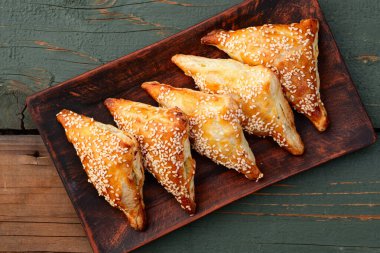 Köy arka planında etli ev yapımı üçgen puf böreği. Samosa Üst Görünümü 