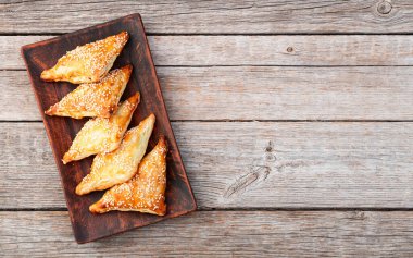 Köy arka planında etli ev yapımı üçgen puf böreği. Samosa Üst Görünümü 