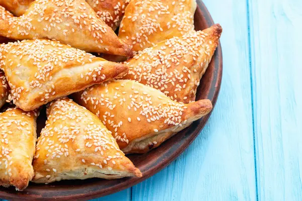 Köy arka planında etli ev yapımı üçgen puf böreği. Samosa Üst Görünümü 