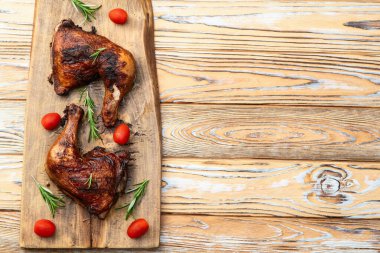 Kızarmış tavuk budu, domates ve salata. En iyi görüntü fotoğrafçılığı