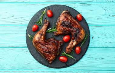 Kızarmış tavuk budu, domates ve salata. En iyi görüntü fotoğrafçılığı