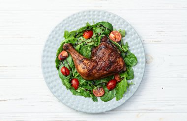 Kızarmış tavuk budu, domates ve salata. En iyi görüntü fotoğrafçılığı