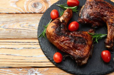 Kızarmış tavuk budu, domates ve salata. En iyi görüntü fotoğrafçılığı